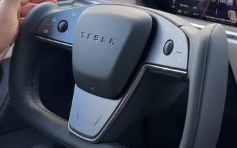 Tesla adds a center horn to its steering yoke