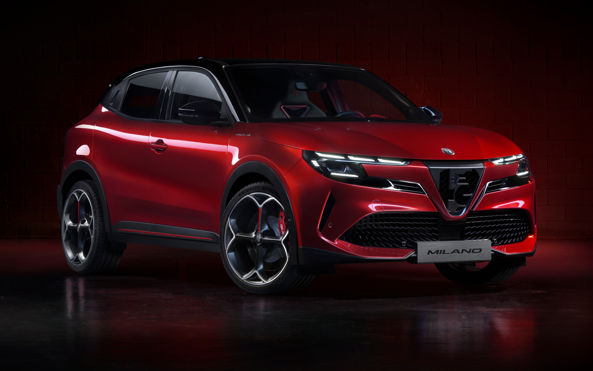 Alfa Romeo Milano debütiert mit bis zu 240 PS starker 54-kWh-Batterie