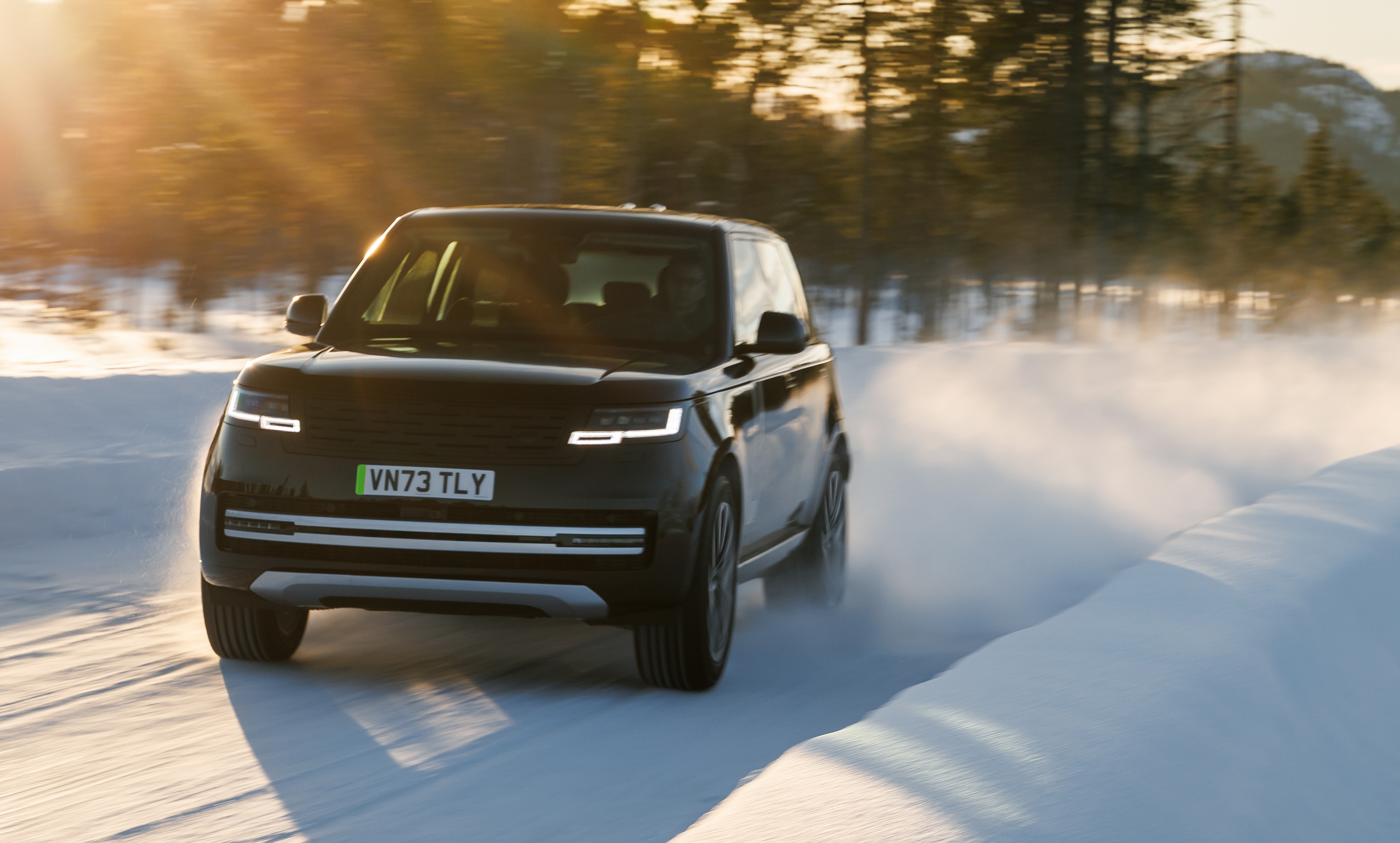 Schauen Sie sich zunächst den vollelektrischen Range Rover an, der in Schweden getestet wird