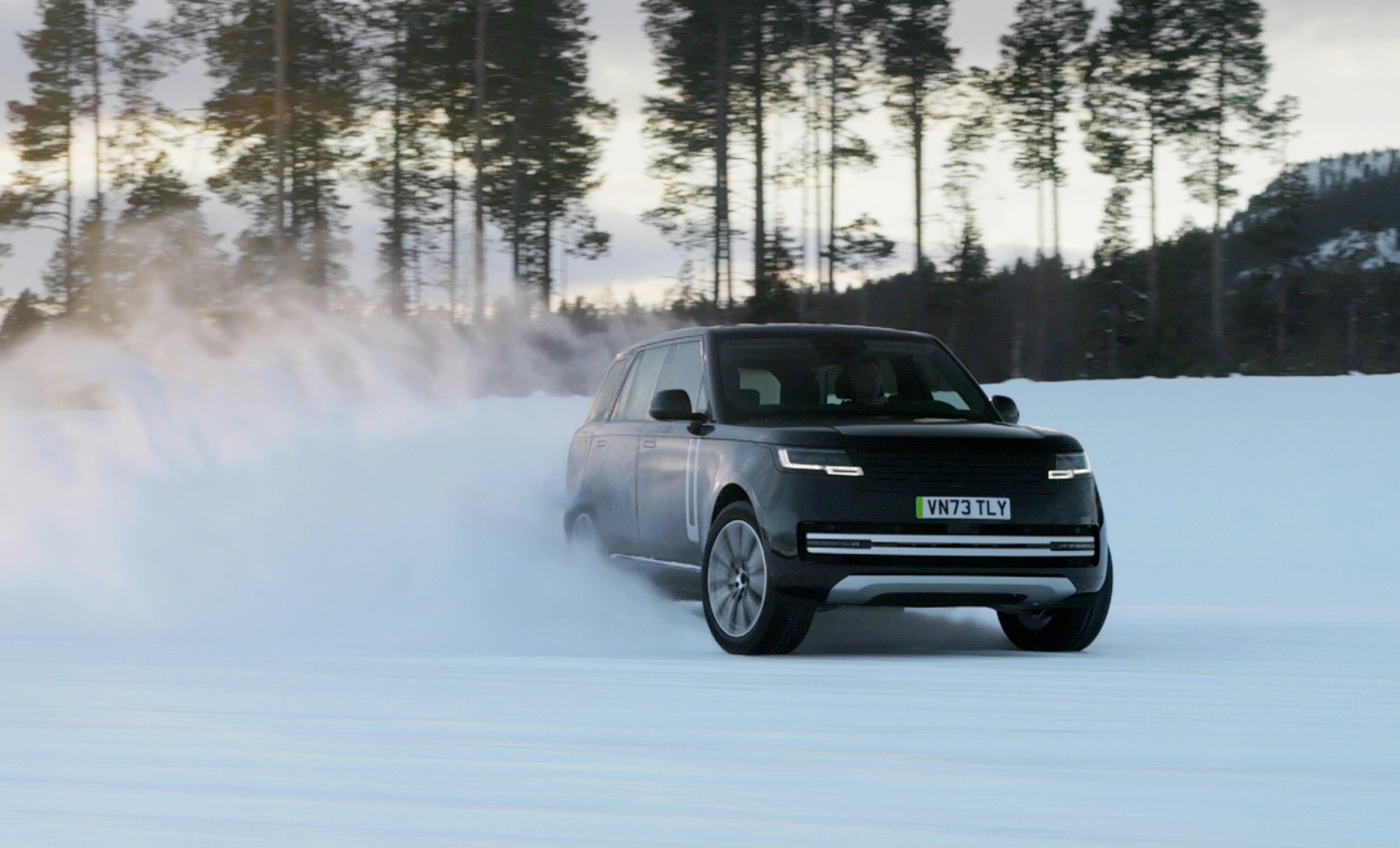 Schauen Sie sich zunächst den vollelektrischen Range Rover an, der in Schweden getestet wird