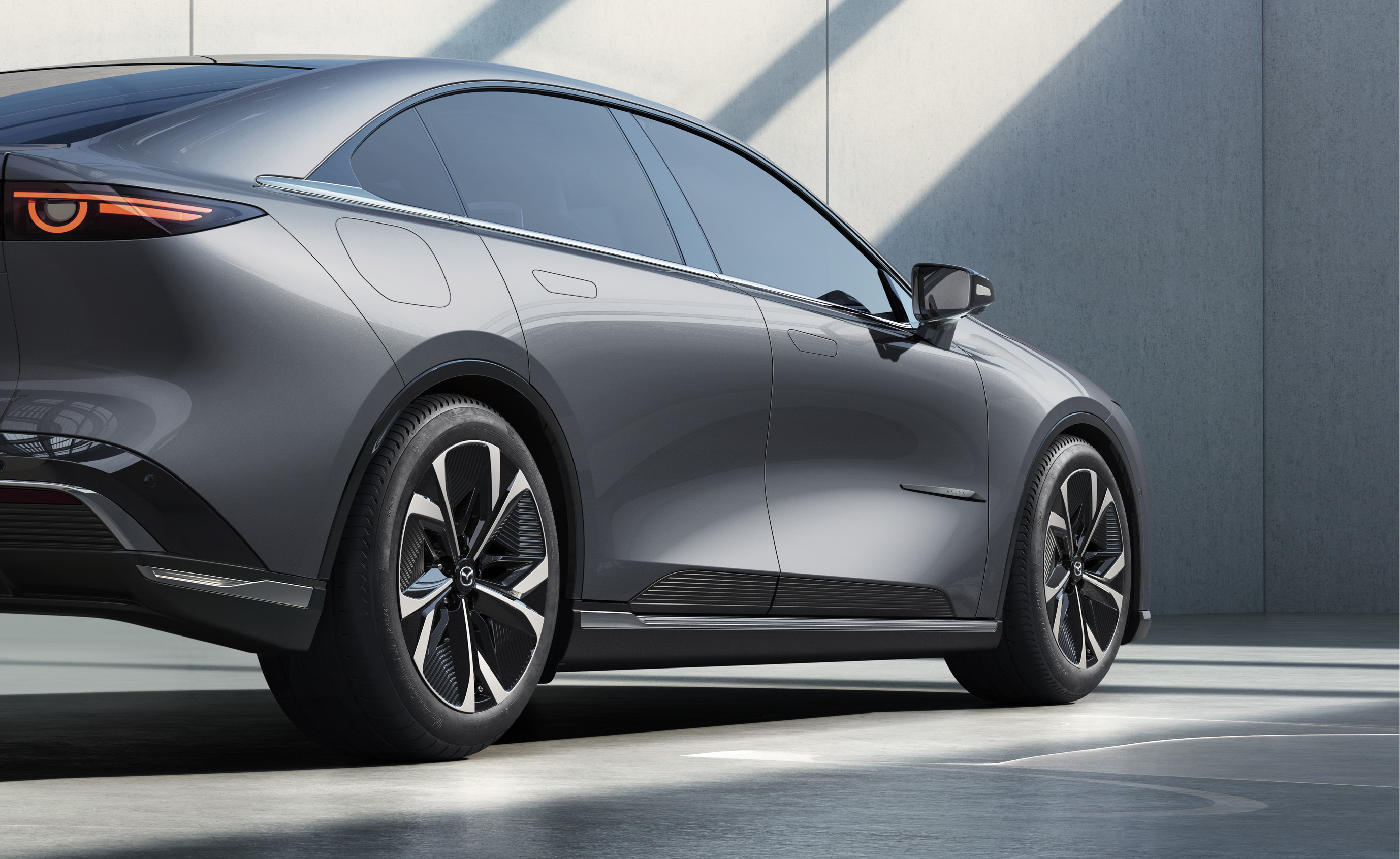 Mazda kündigt die elektrische Limousine EZ-6 und das Crossover-SUV-Konzept ARATA an