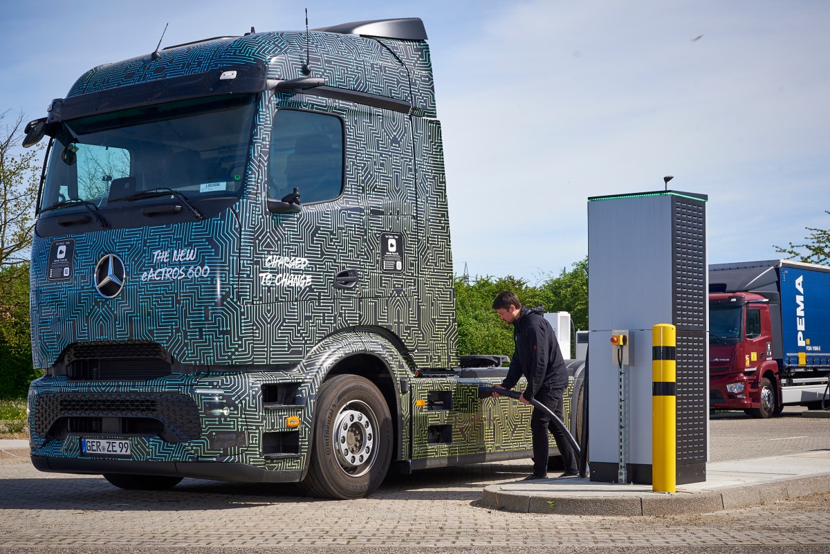 Mercedes charges an eActros 600 truck at a whopping 1,000 kW