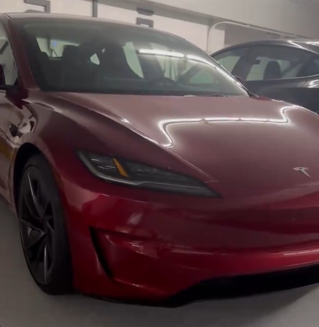 Das neue Tesla Model 3 Performance zeigt im neuesten Video alles