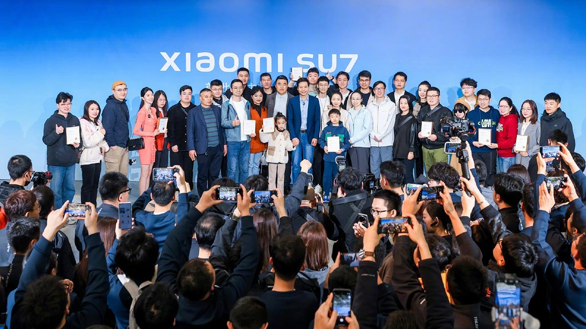 Xiaomi SU7 delivery event drew crowds of fans