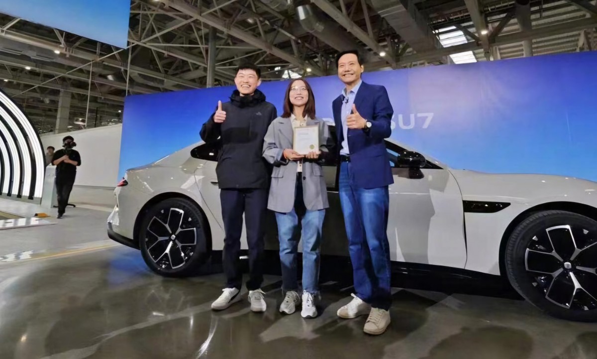 Xiaomi CEO delivering first SU7