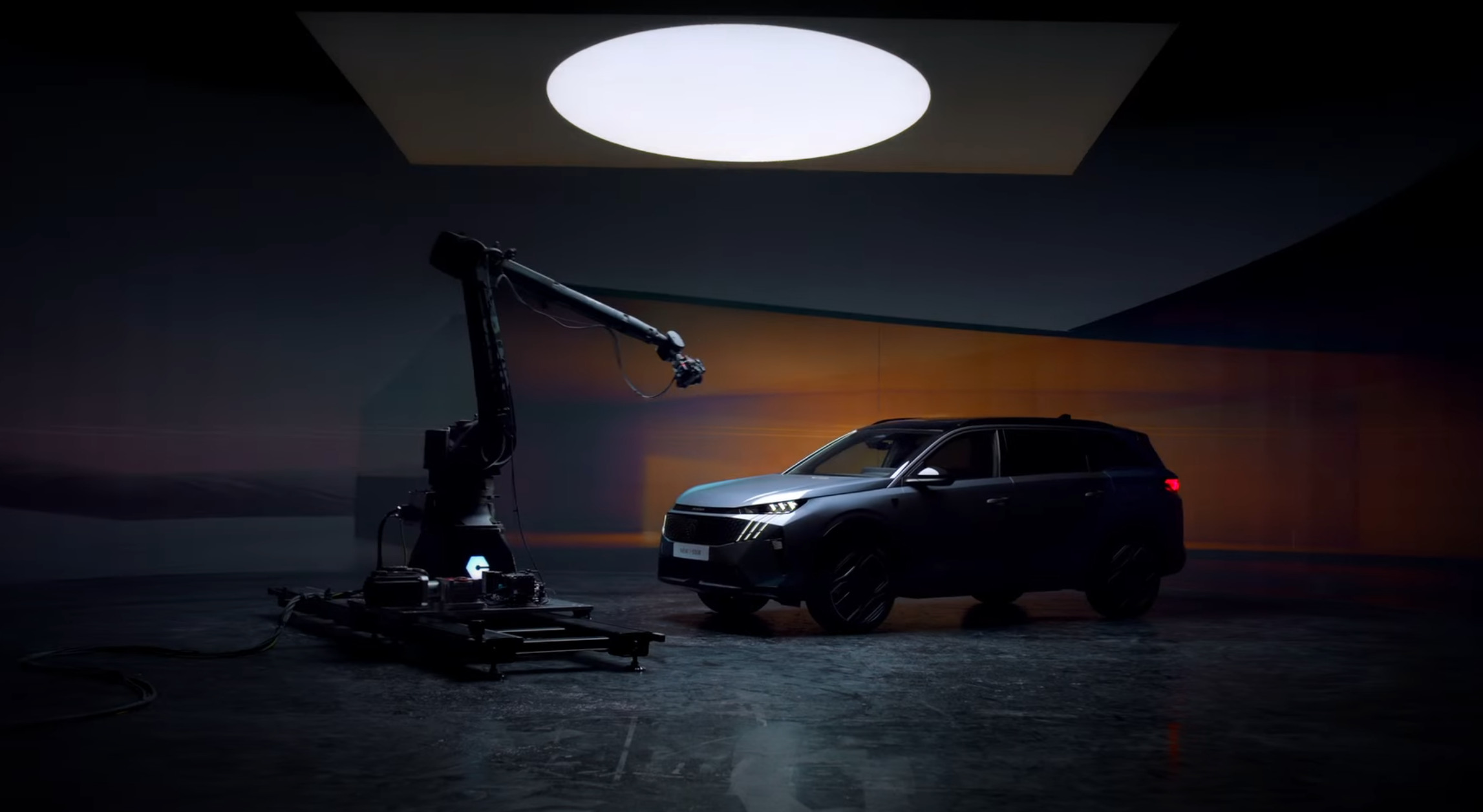 Der Peugeot E-5008 ist in einem Werbevideo der Star