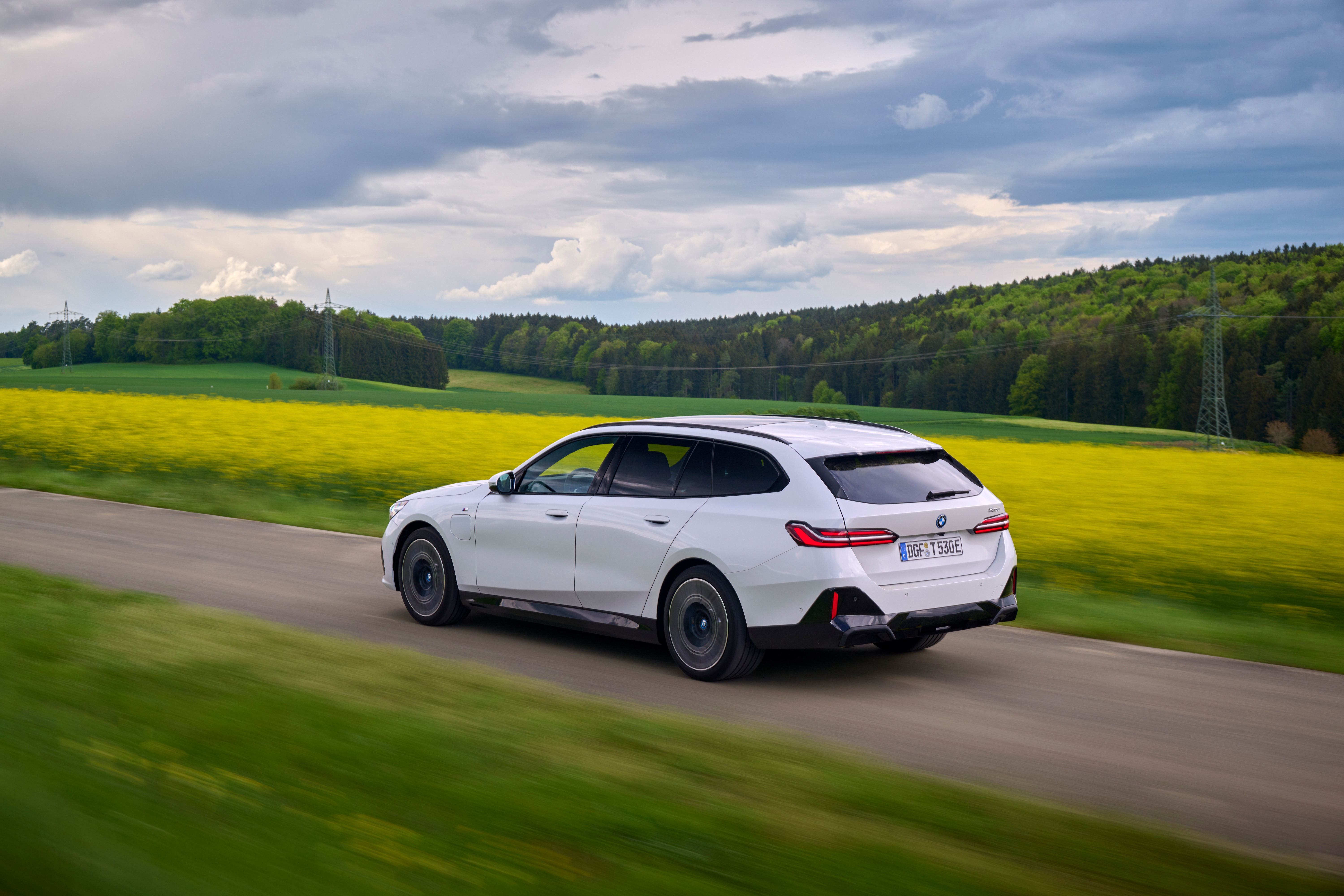 Die Auslieferung des BMW i5 Touring beginnt, eine PHEV-Version ist ebenfalls in Arbeit