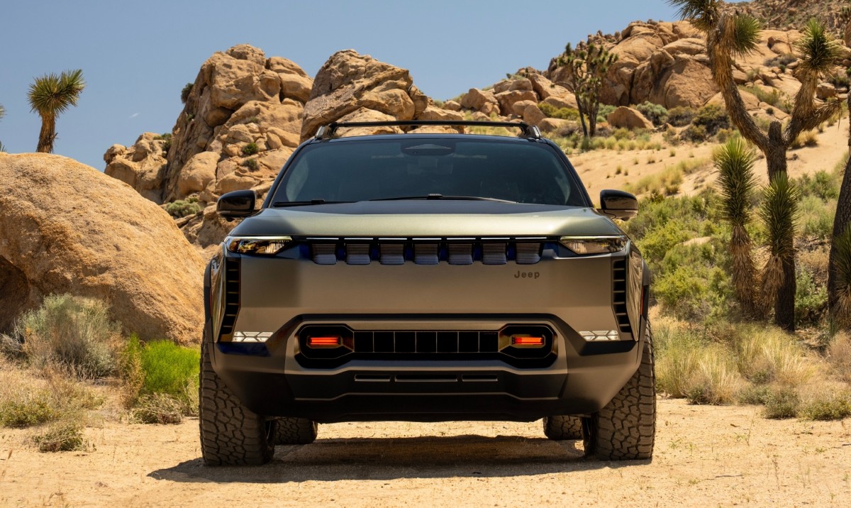 Jeep also introduces the rugged Wagoneer S Trailhawk concept