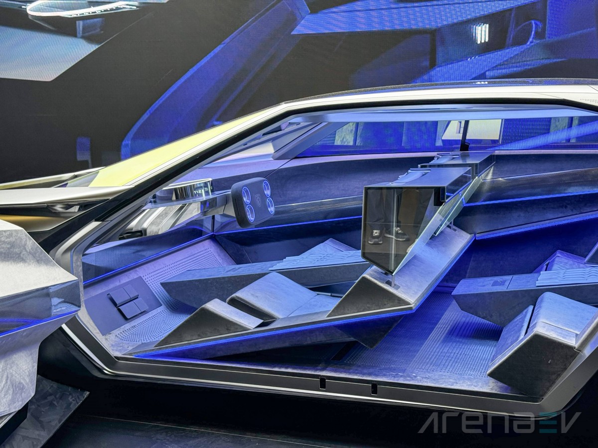 Sitting inside the Peugeot Inception Concept: How it feels?
