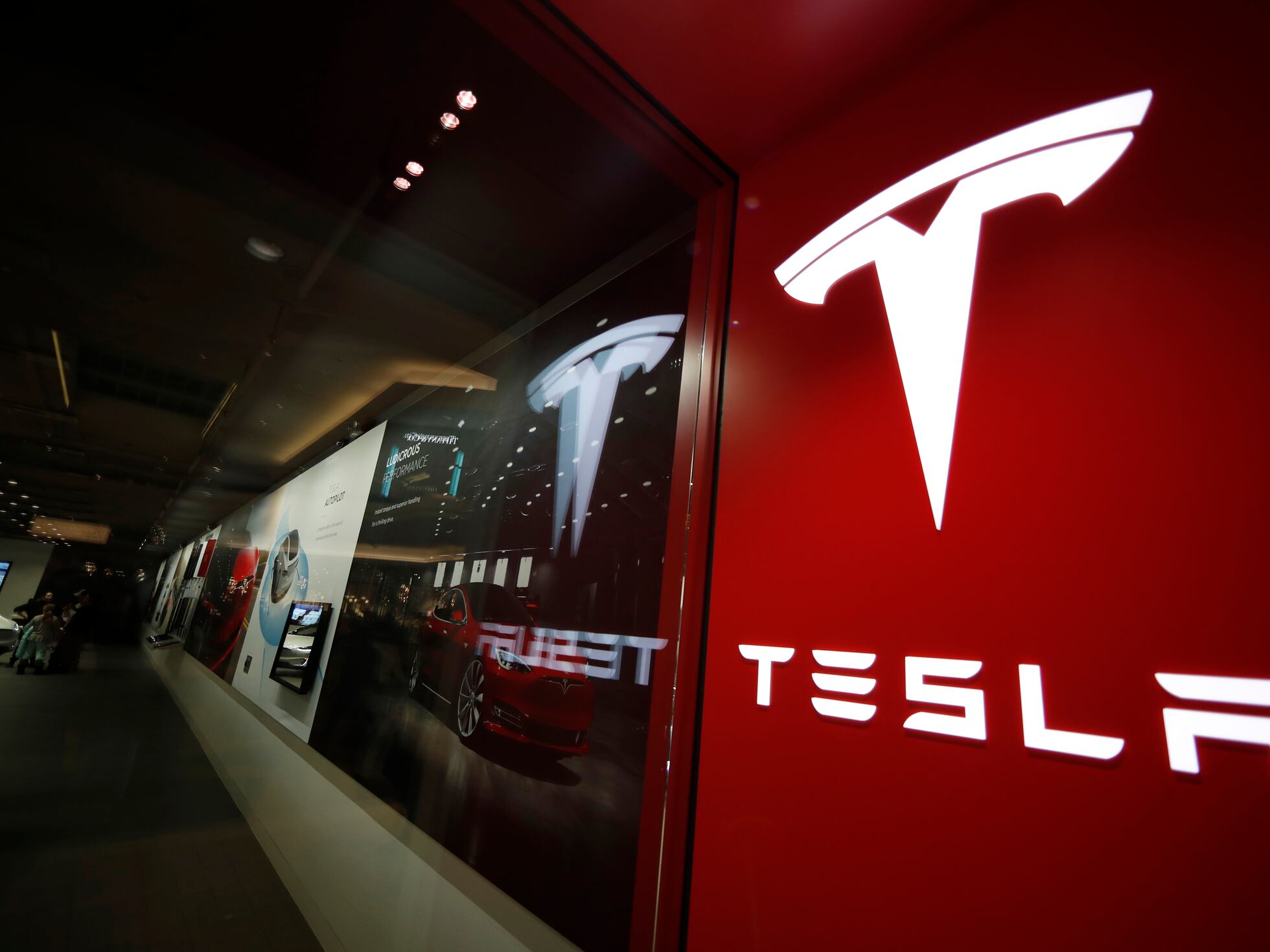 Глава Tesla Cybertruck уволен, часть команды Supercharger возвращается