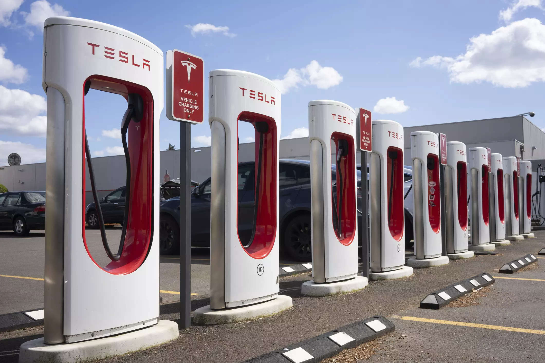 Der Ausbau des Tesla-Superchargers gerät nach Entlassungen von Teams ins Stocken