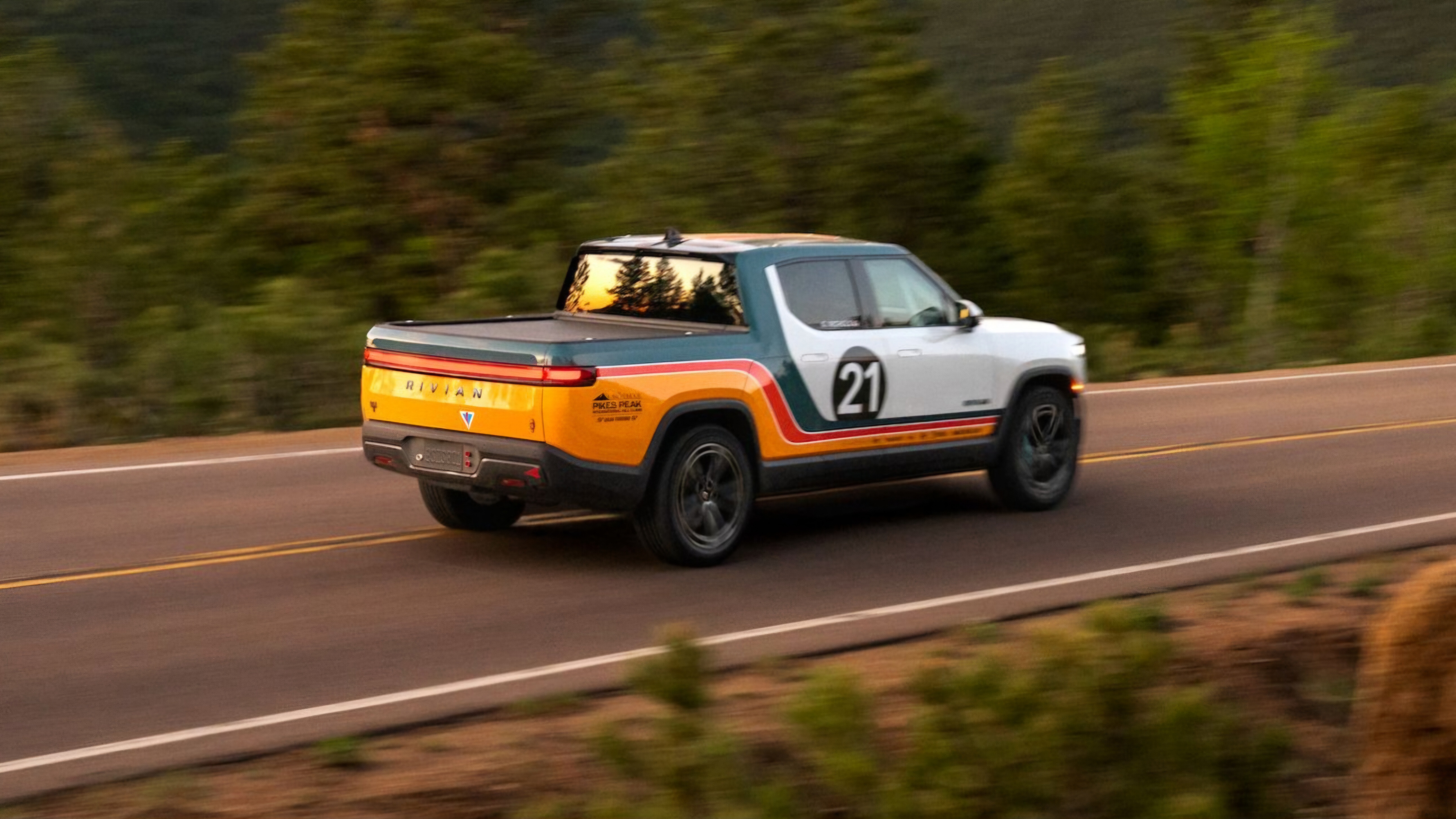 Elektrofahrzeuge erobern die Wolken am Pikes Peak