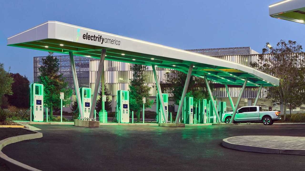 Electrify America testet eine Ladeobergrenze von 85 %, um die Überlastung der Ladegeräte für Elektrofahrzeuge zu verringern