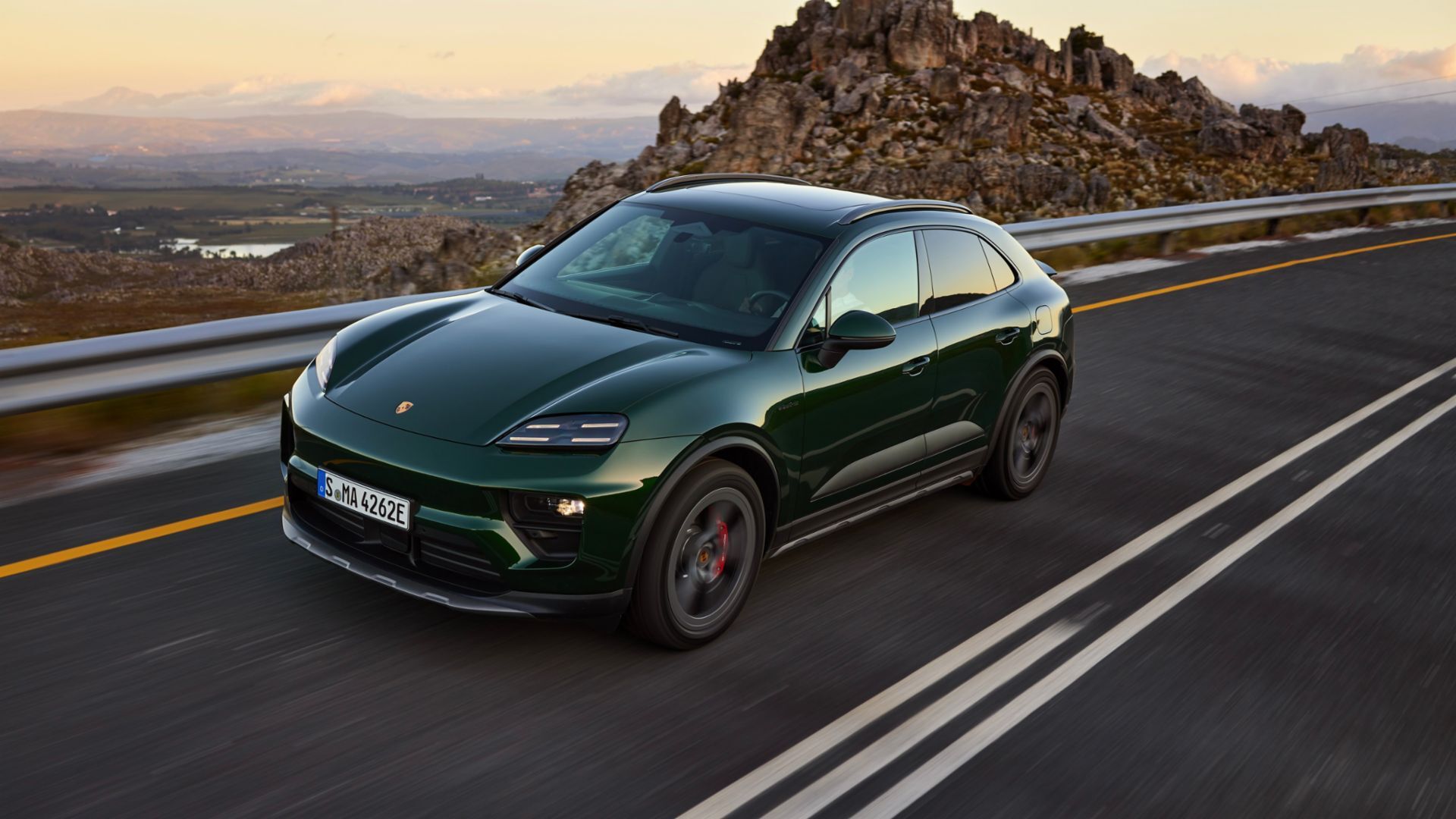 Porsche добавляет две новые модели в линейку Macan EV в США