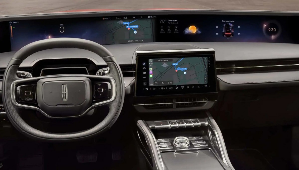 Android Automotive 15 では、アプリ ドック、Bluetooth ヘッドフォンのサポートなどが追加されます。