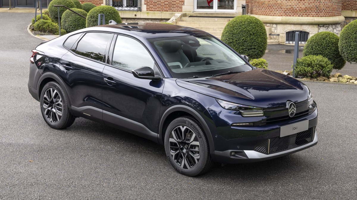 Citroen reimagines the e-C4 and e-C4 X for 2025