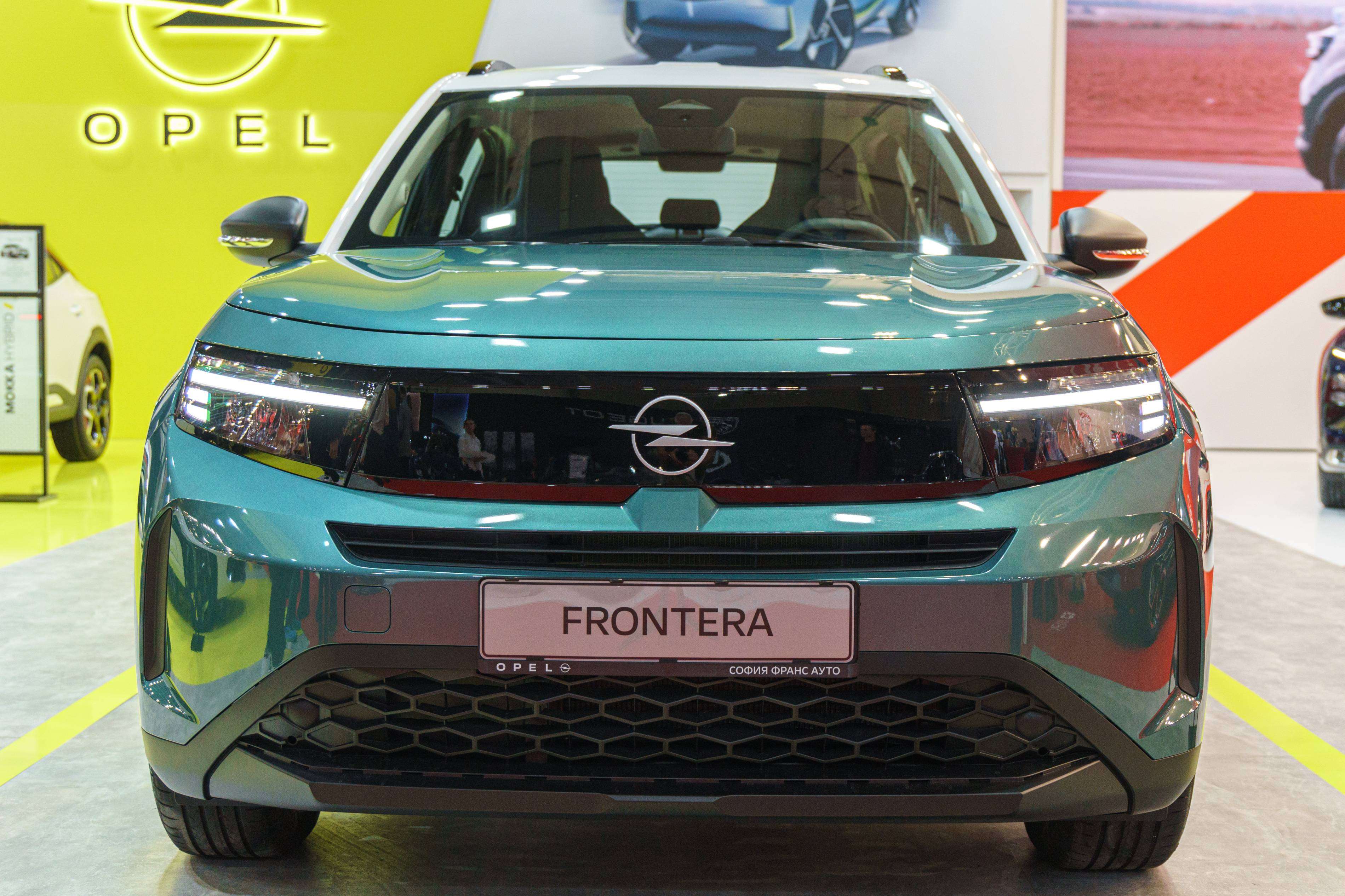 Opel Frontera interior, design, and features review