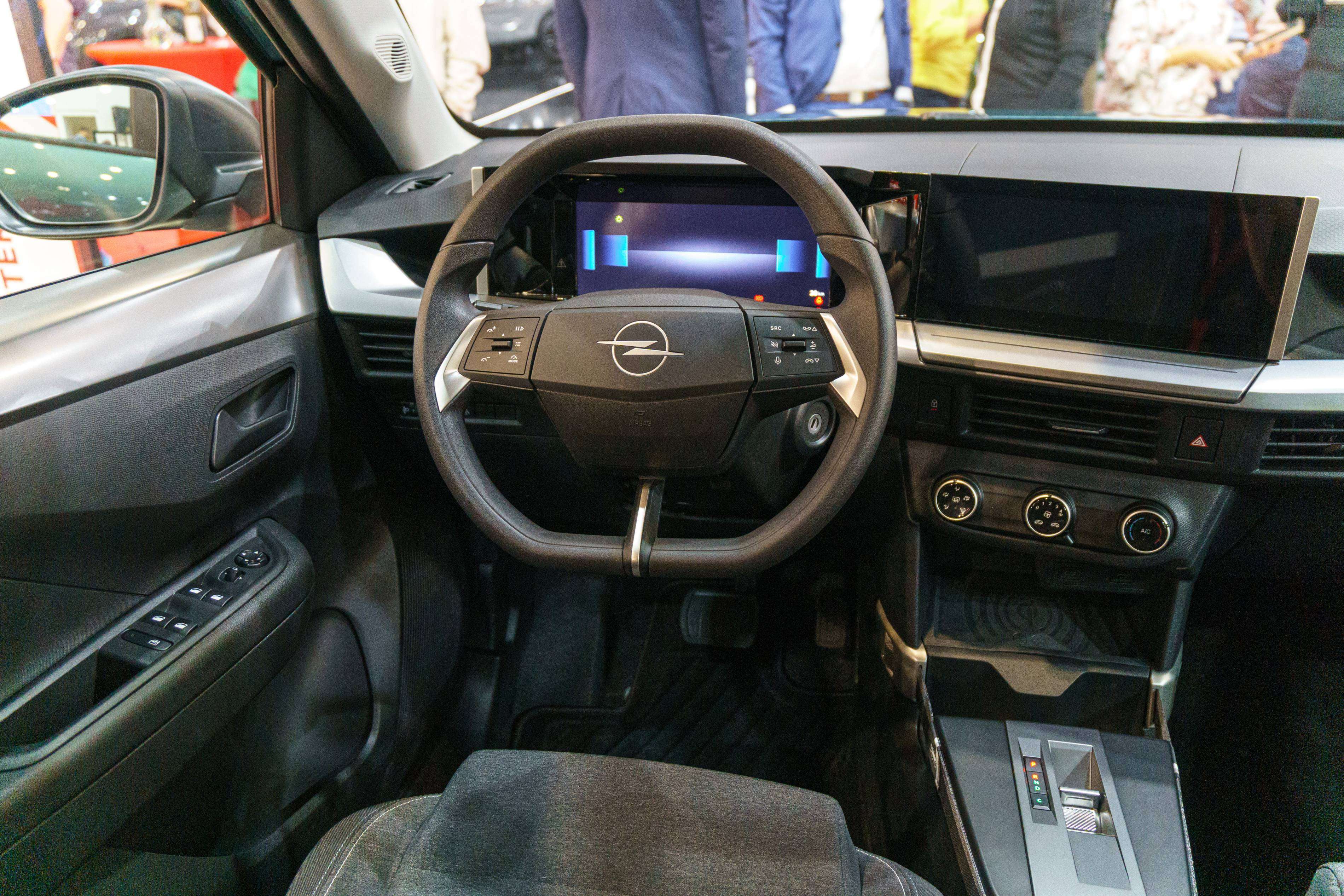 Opel Frontera interior, design, and features review