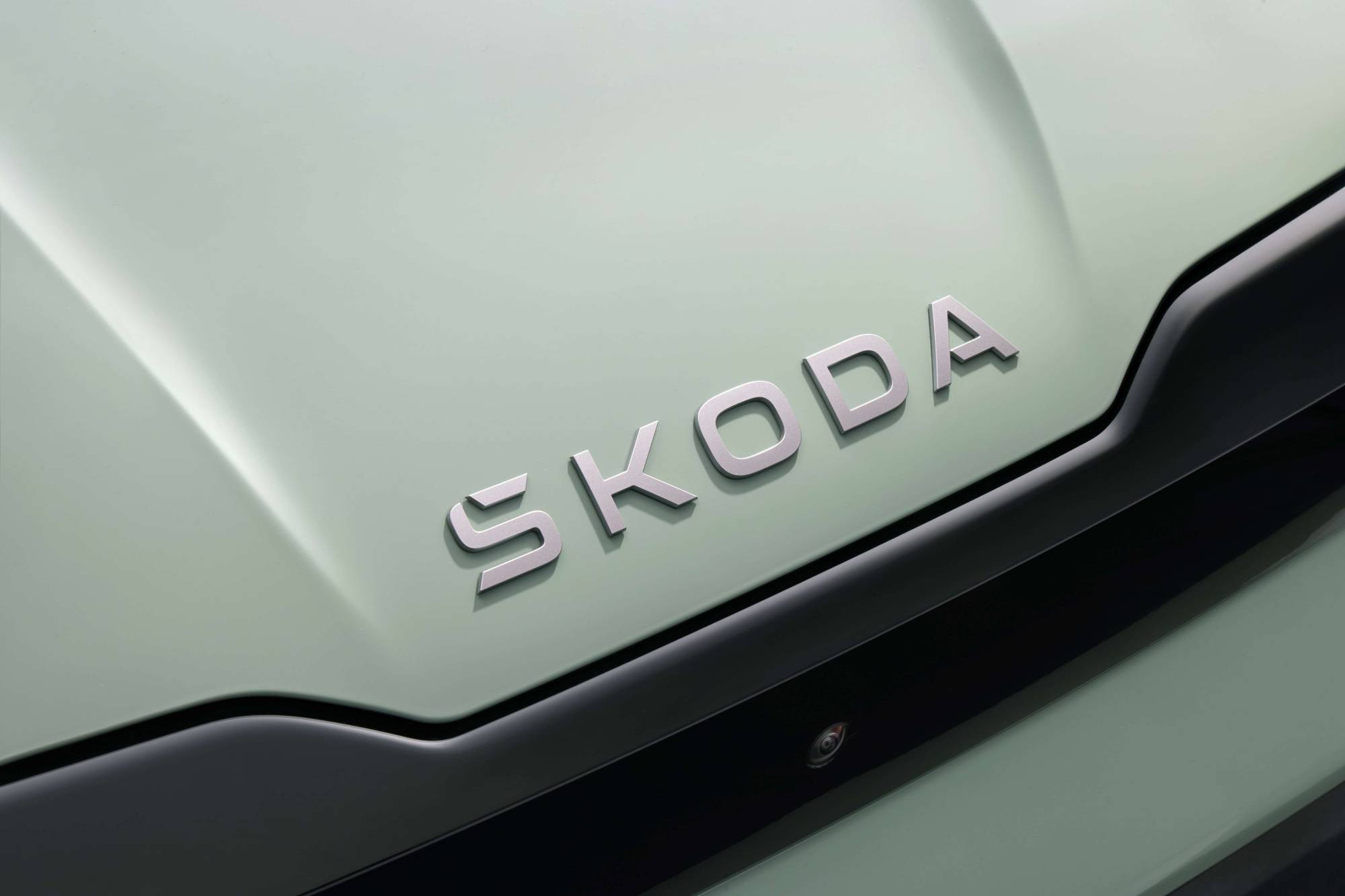 Skoda Elroq полностью представлен — сегодня в продаже по цене от 33 000 евро.