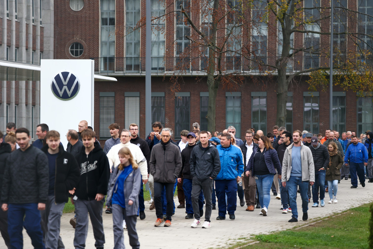 Volkswagen considers layoffs and pay cuts to avoid Germany factory closures