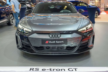 The new Audi e-tron GT on the left, the old one on the right