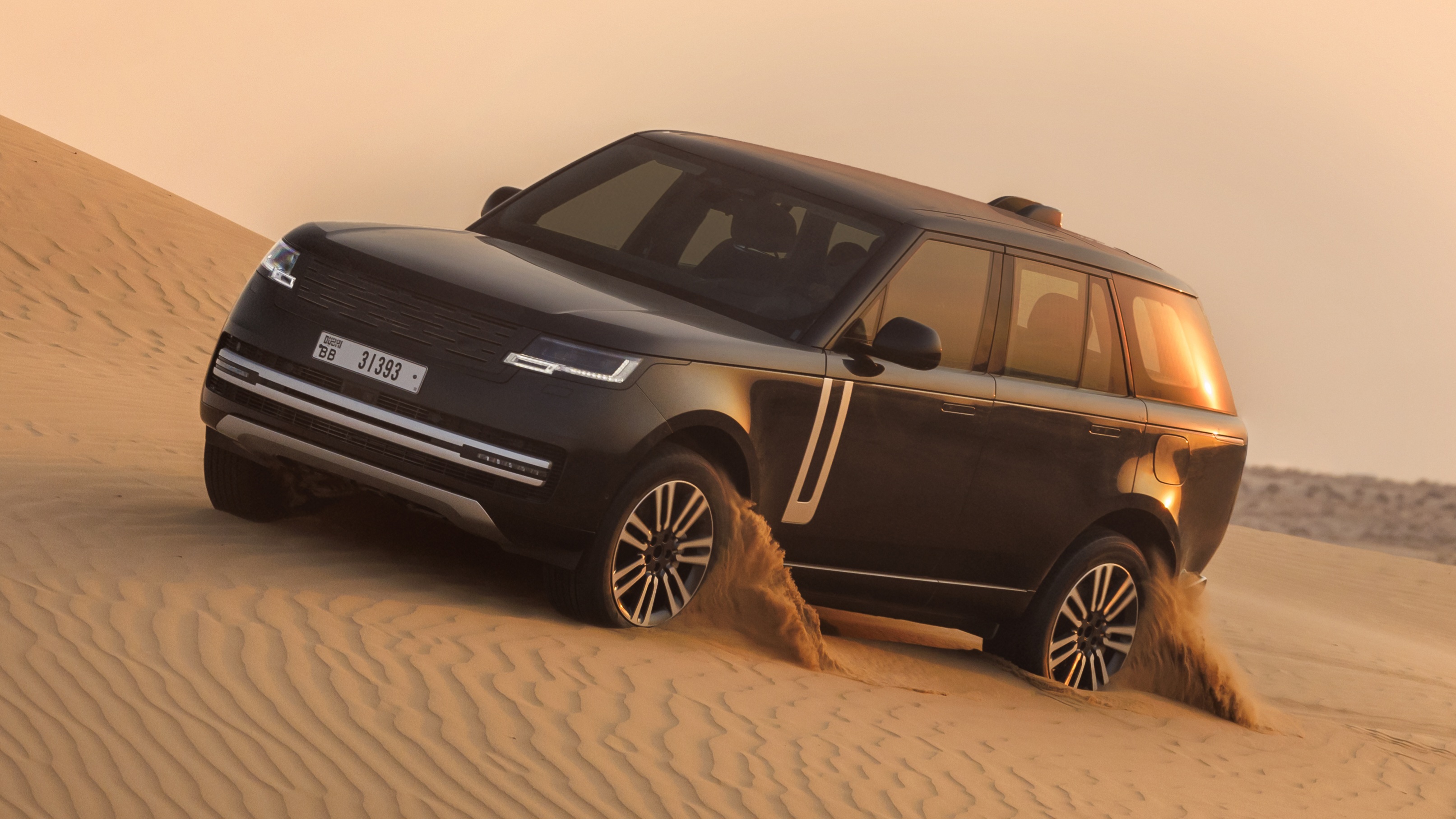 Новые изображения Range Rover Electric появились во время испытаний в аравийской пустыне