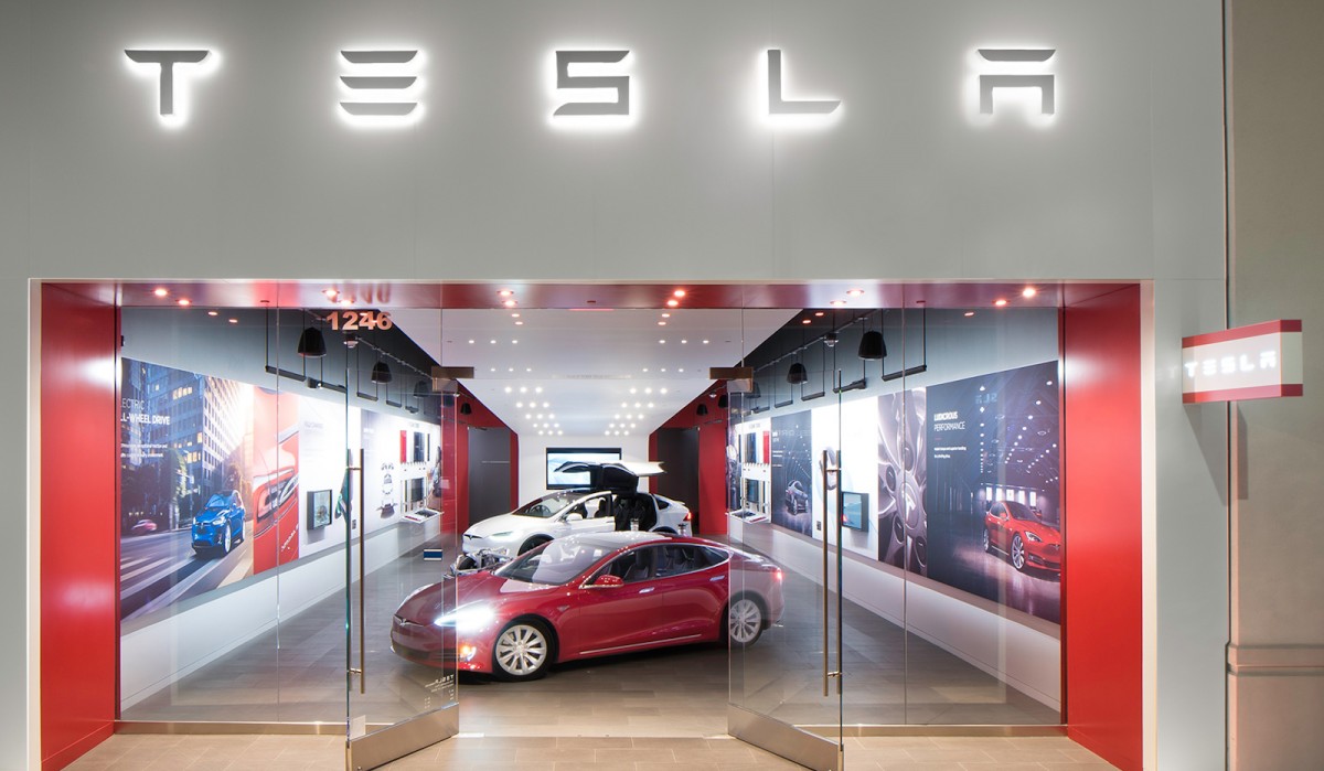 Tesla shifts gears and offers lease buyouts