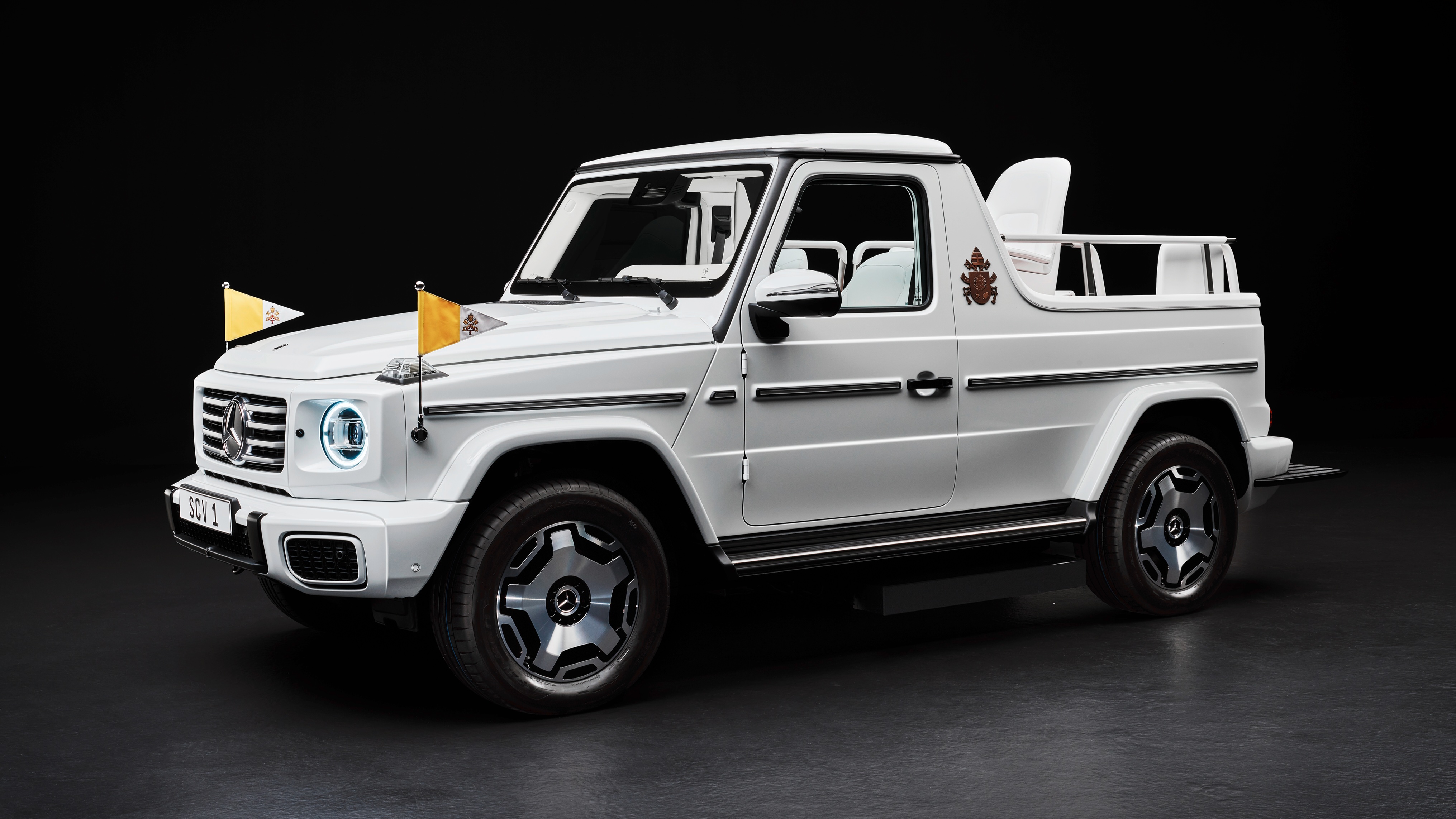 Папа Франциск ездит на электричестве на кастомном Mercedes-Benz G-Class