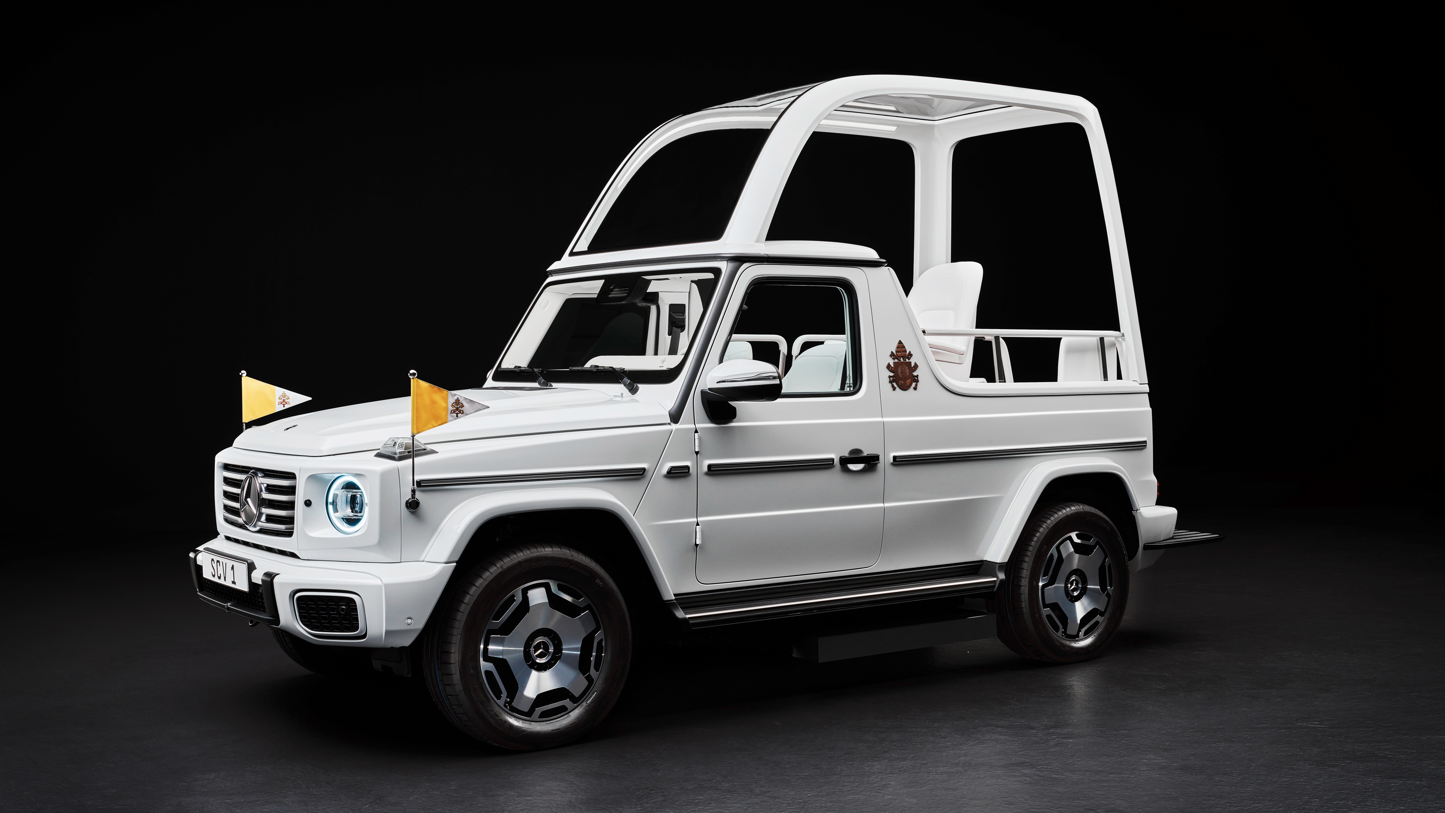 Папа Франциск ездит на электричестве на кастомном Mercedes-Benz G-Class