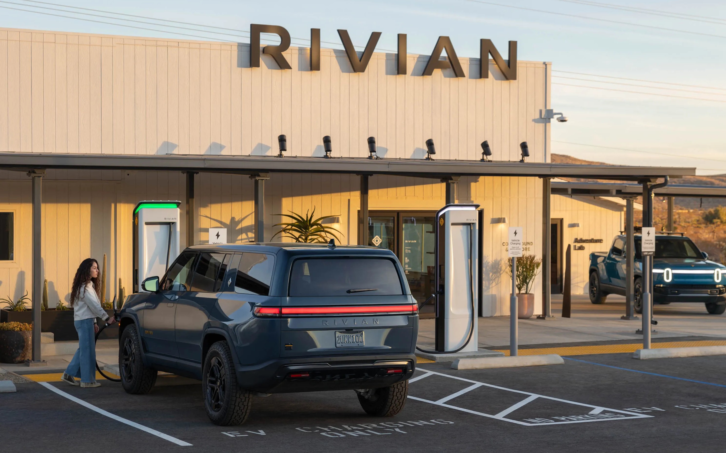 Rivian запускает свою первую зарядную станцию, открытую для других электромобилей, и обещает больше в этом году