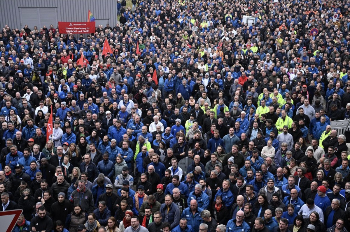 Volkswagen workers threaten extended strikes as cost-cutting talks stall