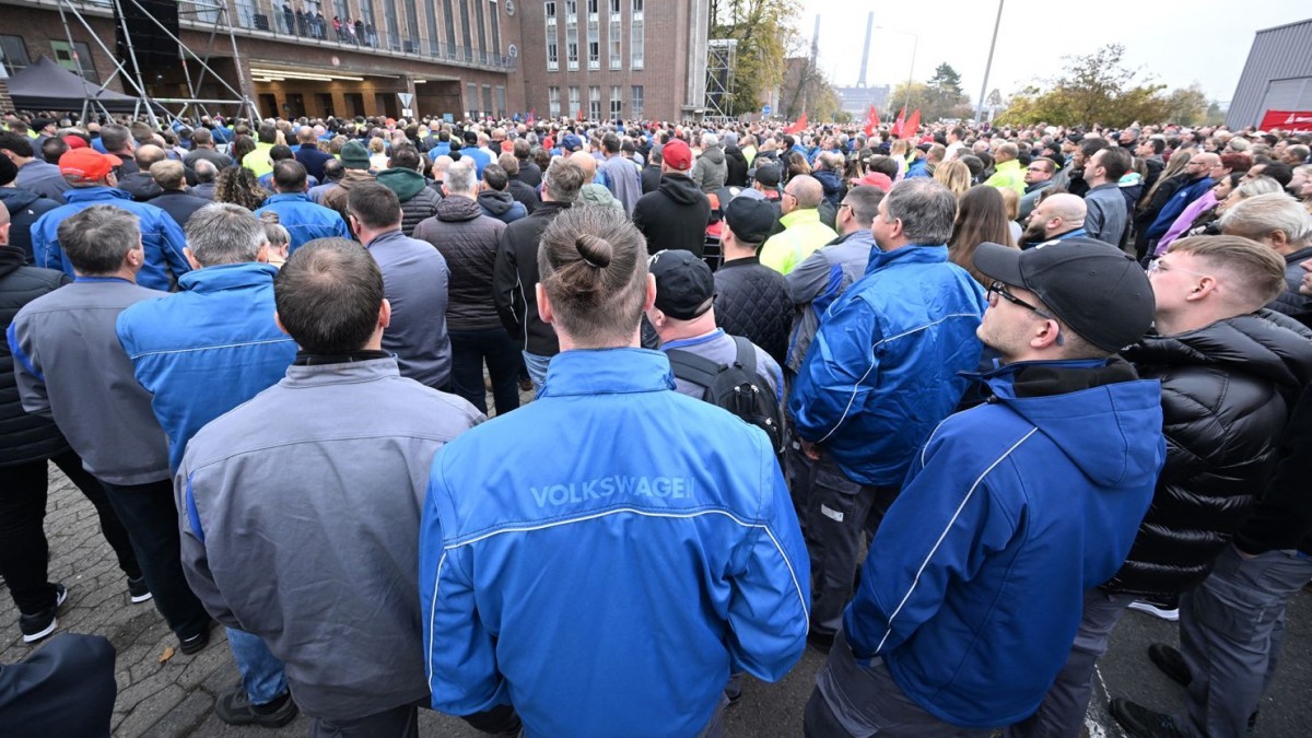 Volkswagen workers threaten extended strikes as cost-cutting talks stall