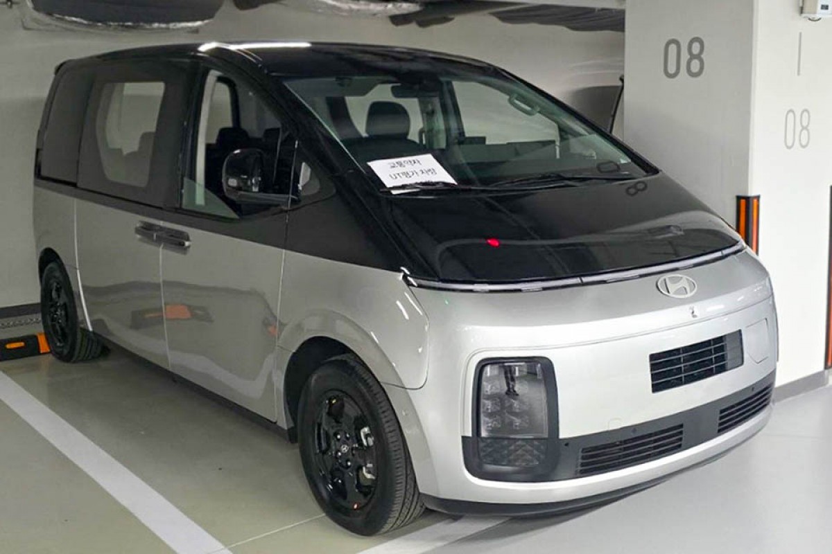 Hyundai Staria EV spotted without camo