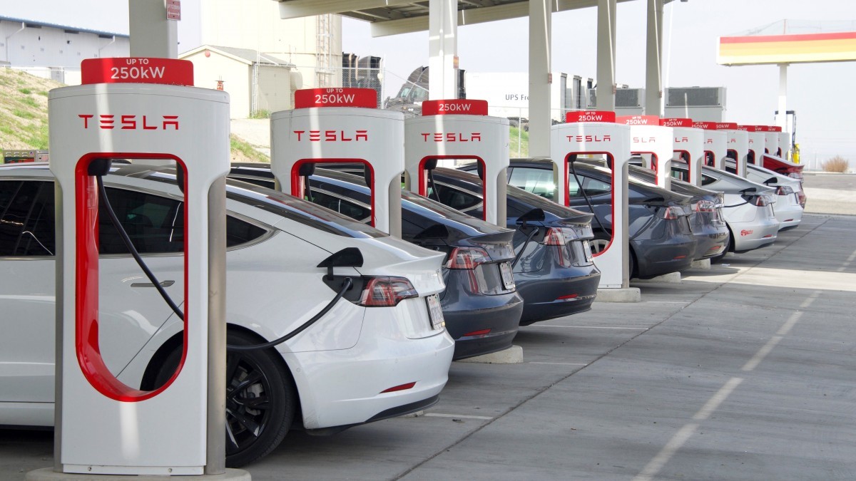 Tesla breaks delivery record but still misses yearly target