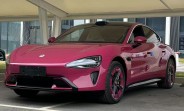 Take a look at the Xiaomi SU7 in Brilliant Magenta feeling pretty in a parking lot