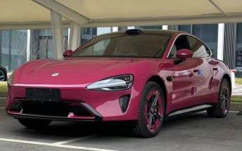 Take a look at the Xiaomi SU7 in Brilliant Magenta feeling pretty in a parking lot