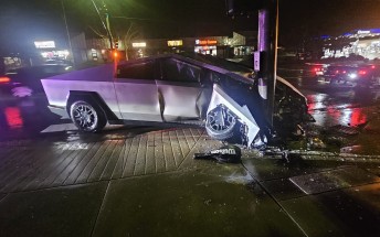 Tesla Cybertruck crashes into a pole with active FSD v13