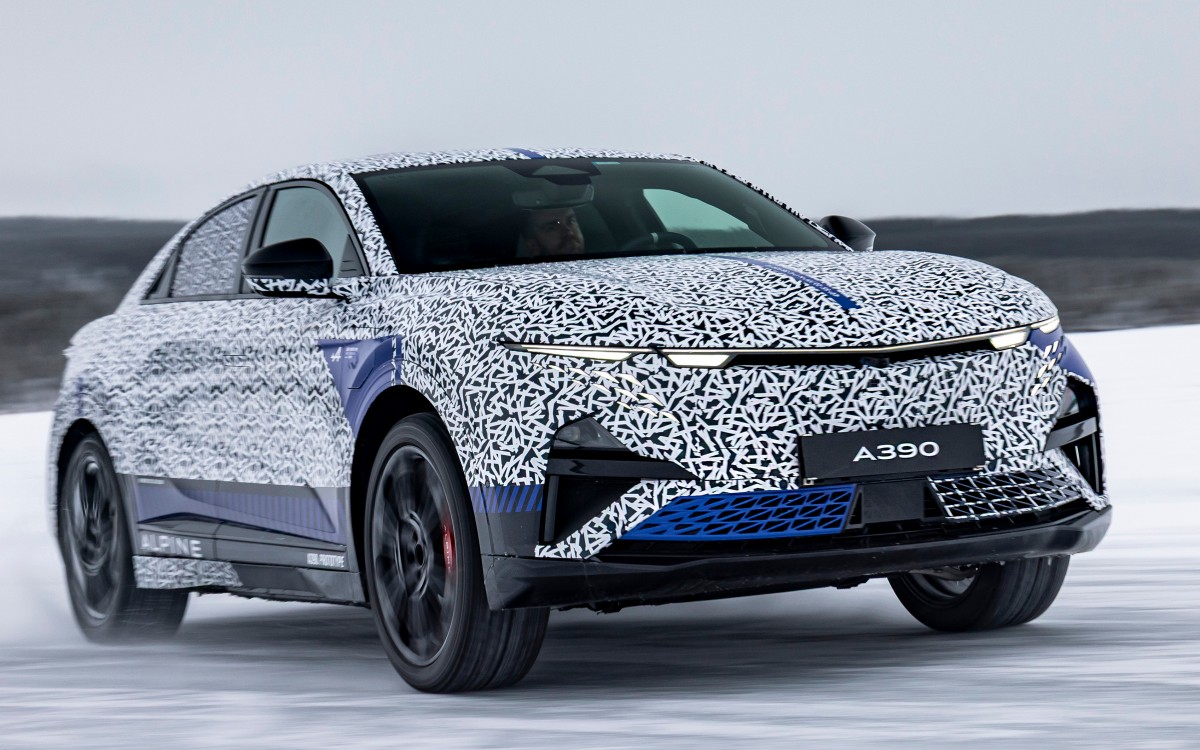 Alpine A390 undergoes winter testing, its dimensions revealed