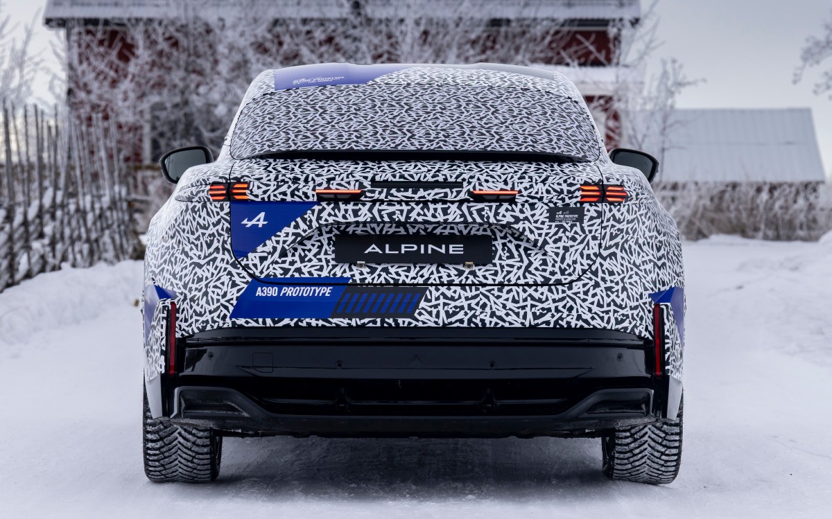 Alpine A390 undergoes winter testing, its dimensions revealed