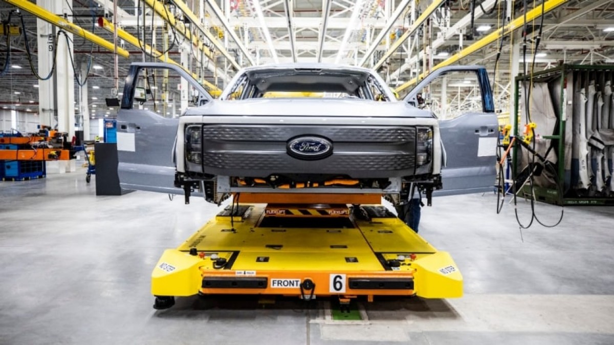 Trump announces easing of car tariffs during Michigan visit