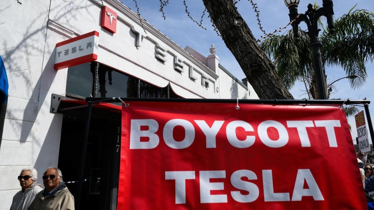 Tesla under fire in France for ''deceptive'' practices amidst sales slump