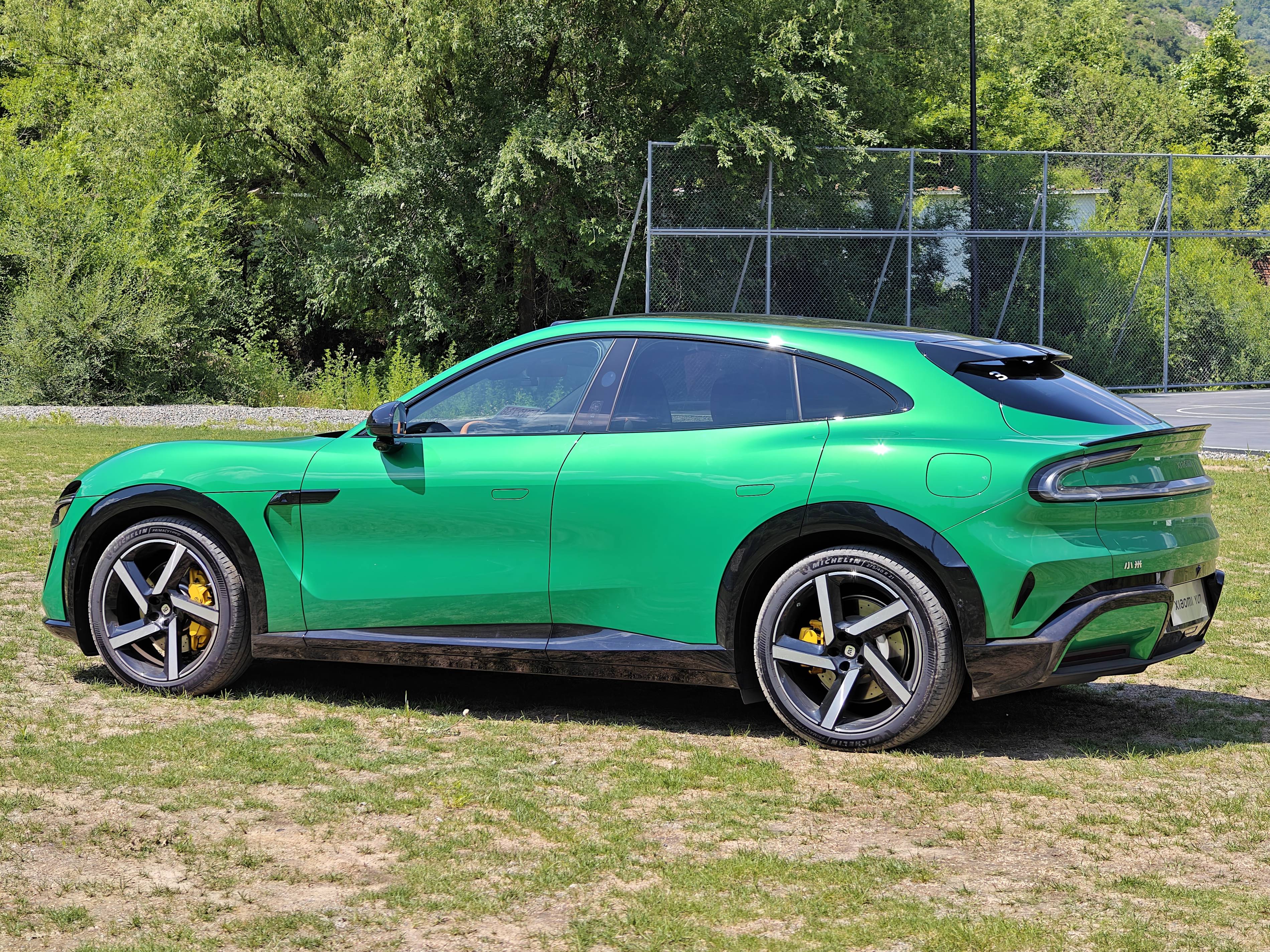 Such a lovely side profile, sporty rear
