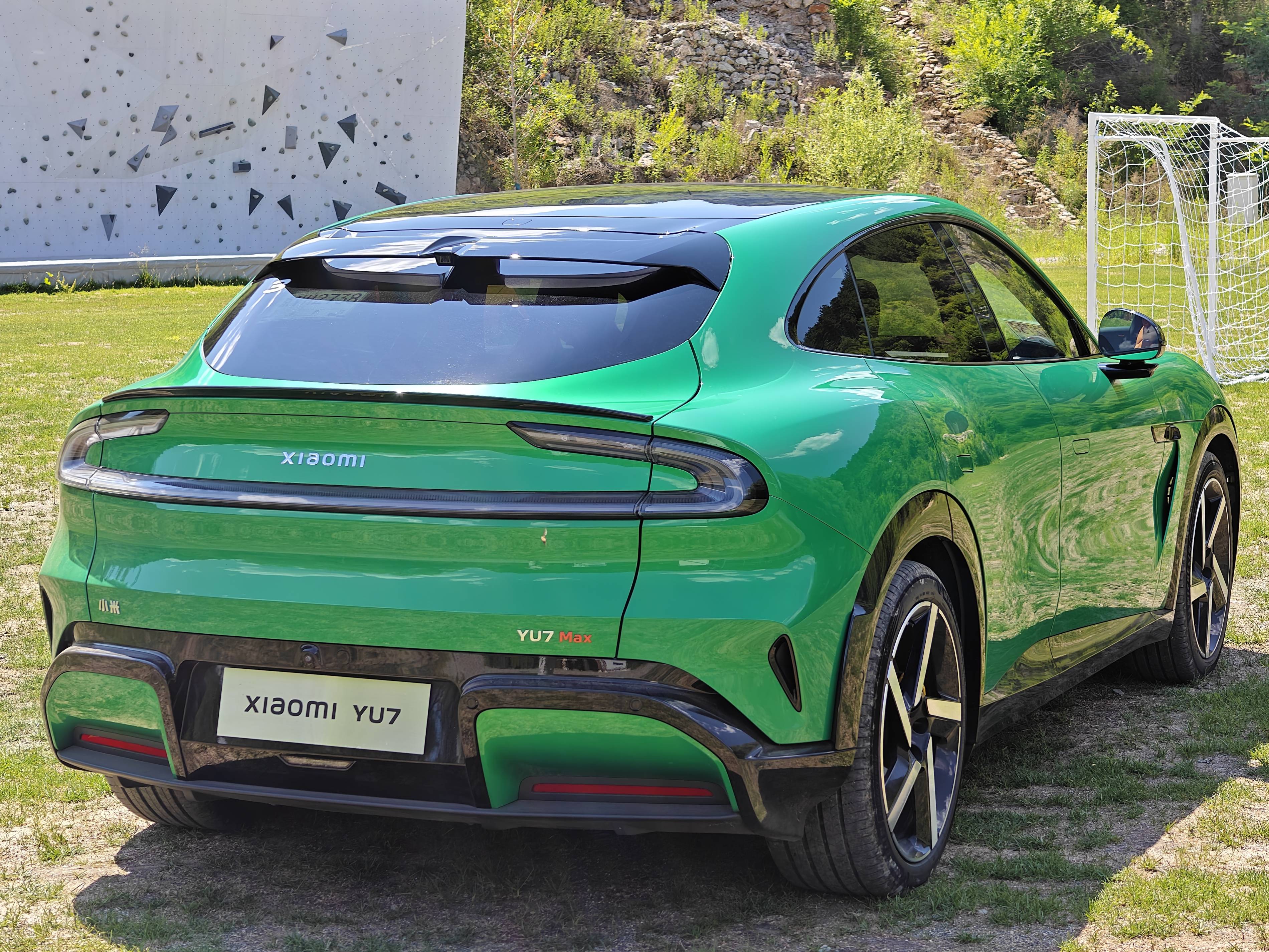 Such a lovely side profile, sporty rear