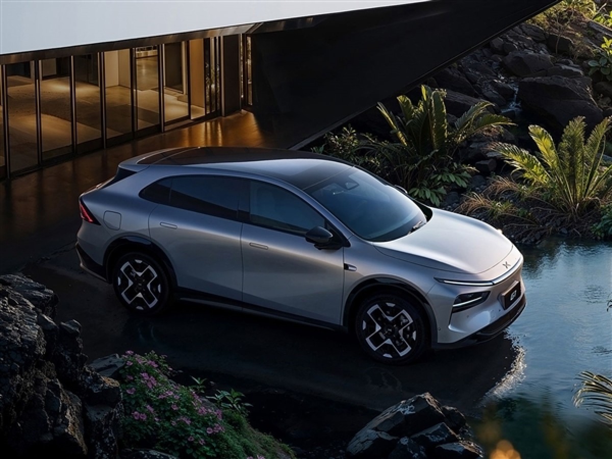 XPeng G7 arrives with ''AI brains'' and a windshield that sees the future