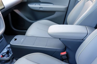 The center console is very practical, yet not very elegant.