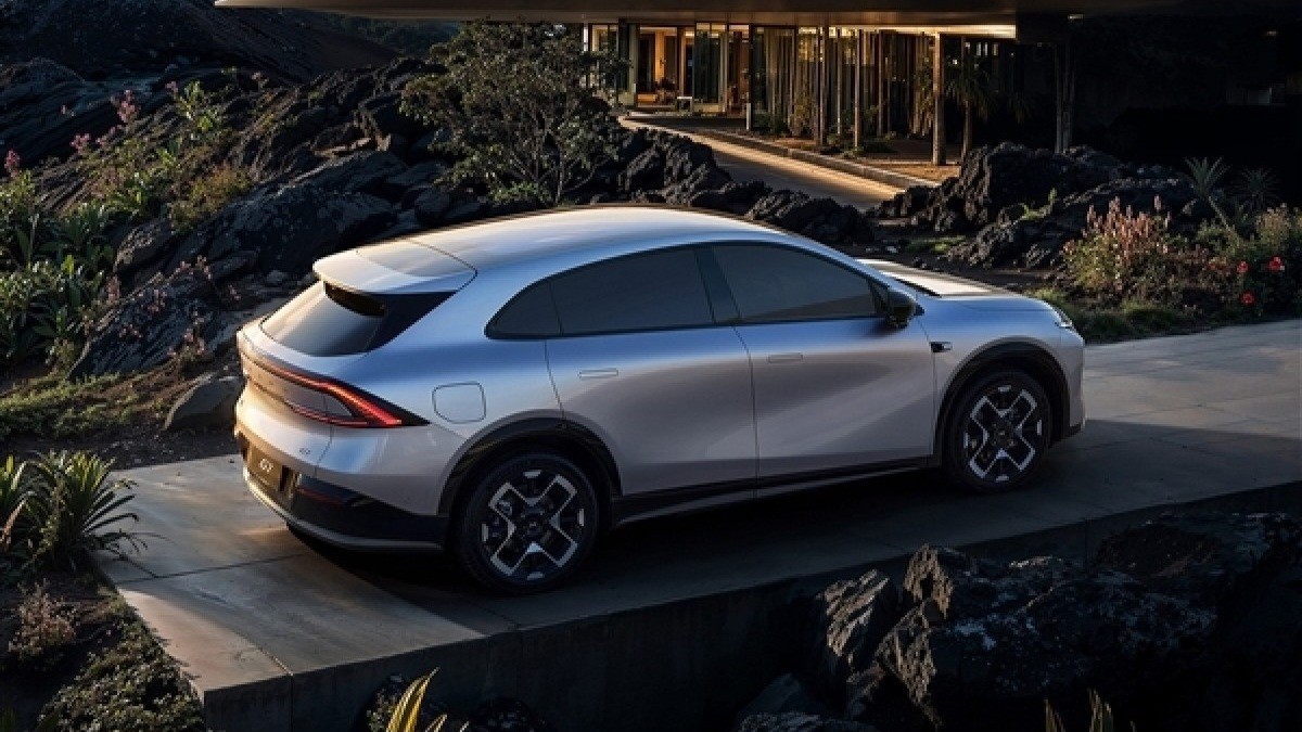 XPeng's high-tech G7 electric SUV sells 1,000 units a minute