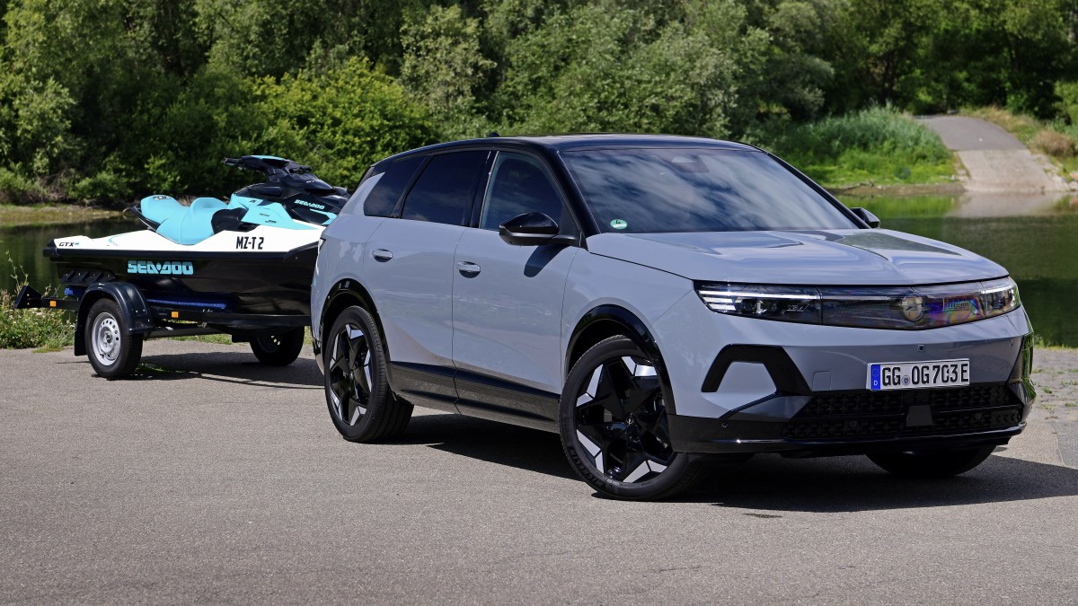Electric Opel Grandland AWD blends family life with useful towing