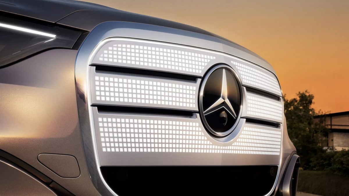 Mercedes-Benz fights EV boredom with a “face of light” on new GLC