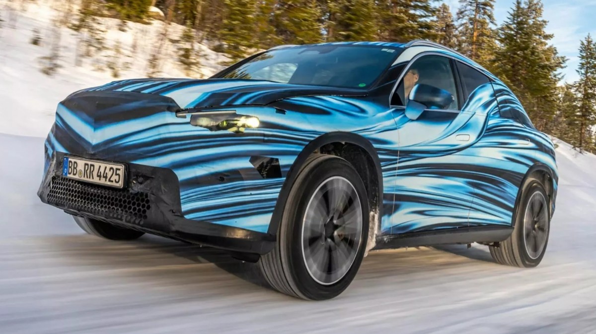 Mercedes-Benz fights EV boredom with a “face of light” on new GLC