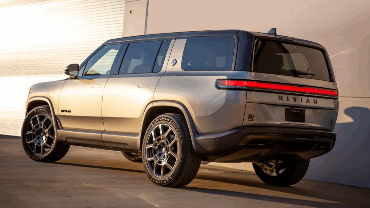 Rivian reveals one-off 1,025-horsepower R1S for a good cause